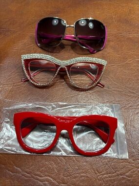 Stylish Red Peepers Readers 2.5 Cat-Eye Women's Sunglasses with Crystal Trim + 2